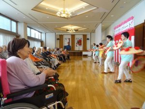 花笠音頭はご入居者の手拍子も